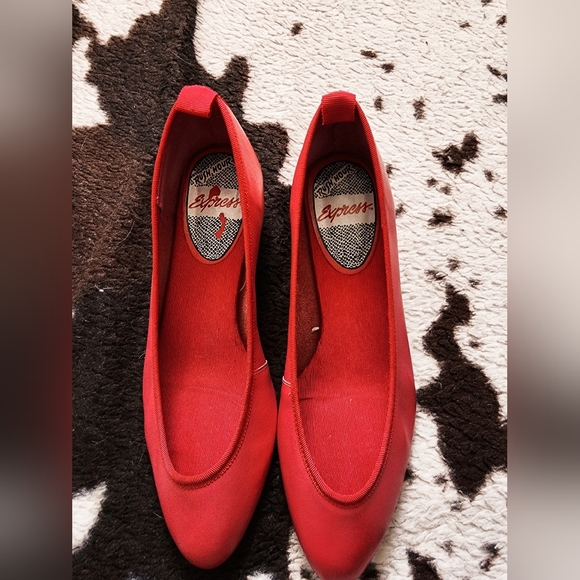 Express Shoes - "EXPRESS" WOMEN'S 80'S KITTEN PUMPS - HOT PINK